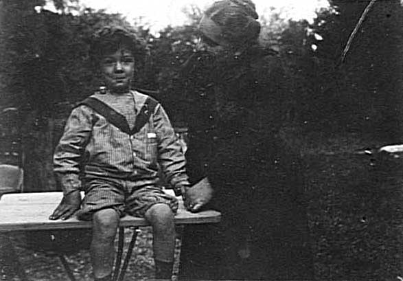 Mme Eugene Bonnard regardant Charles assis sur une table (Мадам Эжен Боннар смотрит на Шарля, сидящего на столе.), XIX