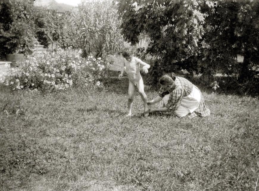 Charles Terrasse et sa nourrice dans le jardin (Шарль Террасc и его няня в саду), 1899