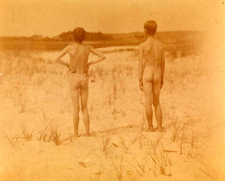 Eakins Thomas - Boy in shorts and boy nude, standing in beach grass, from rear (Мальчик в трусах и нагой мальчик, с тыла, стоящие на травянистом пляже), c.1883