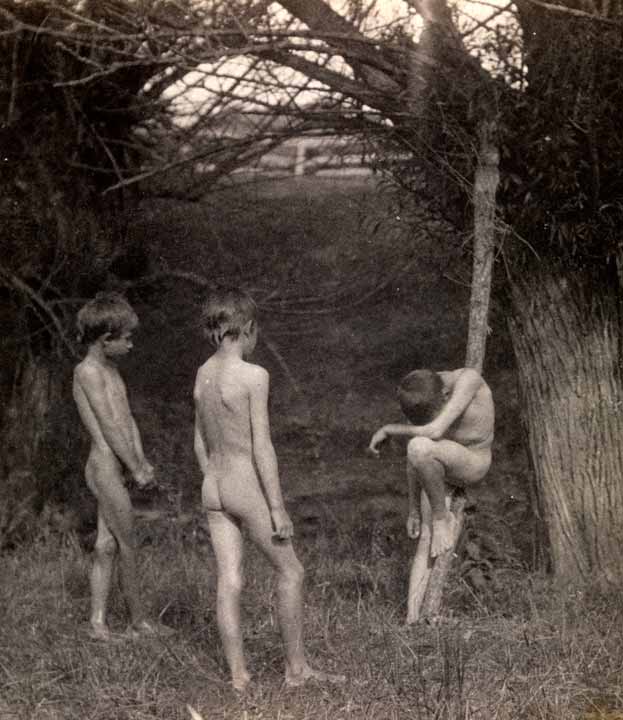 Three Crowell boys nude (Трое нагих мальчиков Кромвелл), c.1885