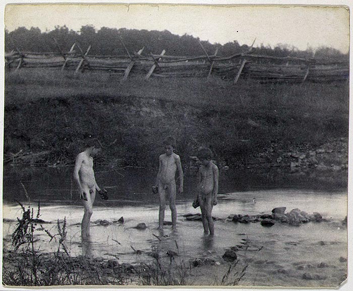 Three Boys Wading in a Creek (Три мальчика в ручье)