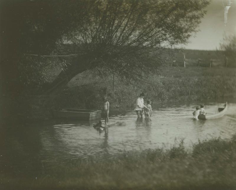 Susan Macdowell and Crowell children with rowboat in creek (Сьюзен Макдауэлл и дети Кроуэллов с лодкой в ручье), 1883