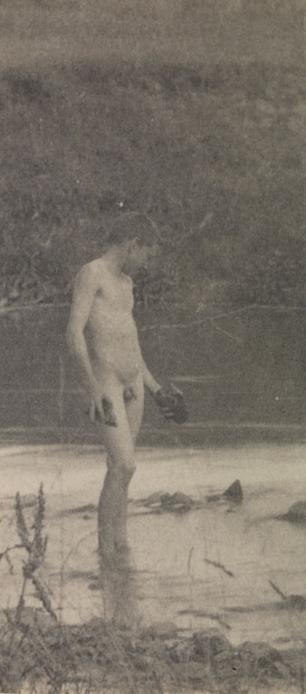 Crowell boy nude, in creek (Голый мальчик Кровеллов, в ручье), c.1885