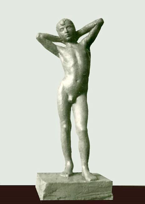 [figure d'un jeune garçon debout nu les bras levés / фигура мальчика, стоящего обнаженным с поднятыми руками]