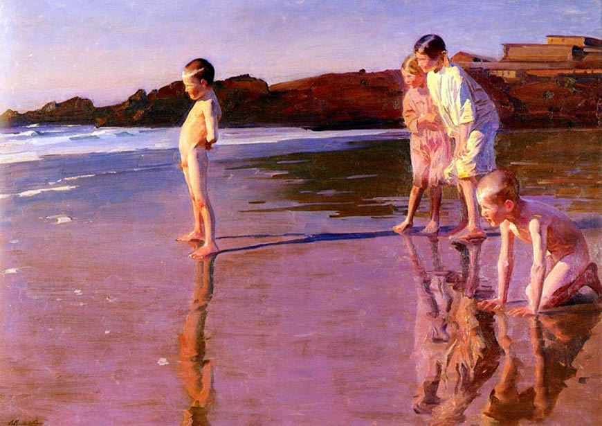 Children on the beach at sunset. Valencia (Дети на пляже Валенсии на закате)