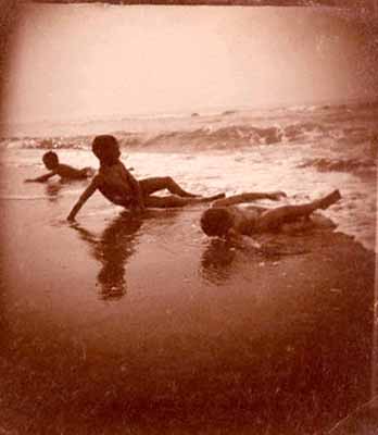 Children Playing in Surf (Дети, играющие в прибое), c.1900-1910