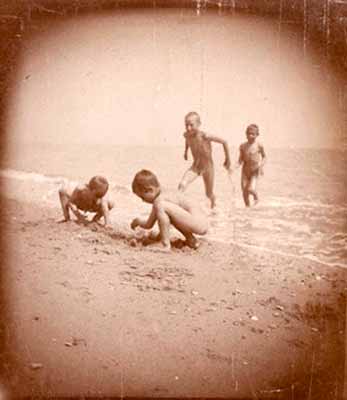 Nude Boys Playing at the Beach (Нагие мальчики, играющие на берегу), ca.1900-1910