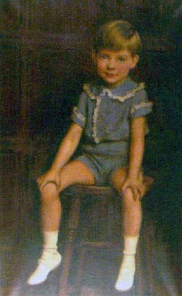 Portrait of young boy sitting on a stool (Портрет мальчика, сидящего на стуле)