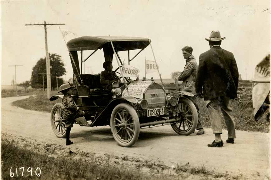 Луи и Темпл Абернати с автомобилем Brush на сельской дороге, 1910