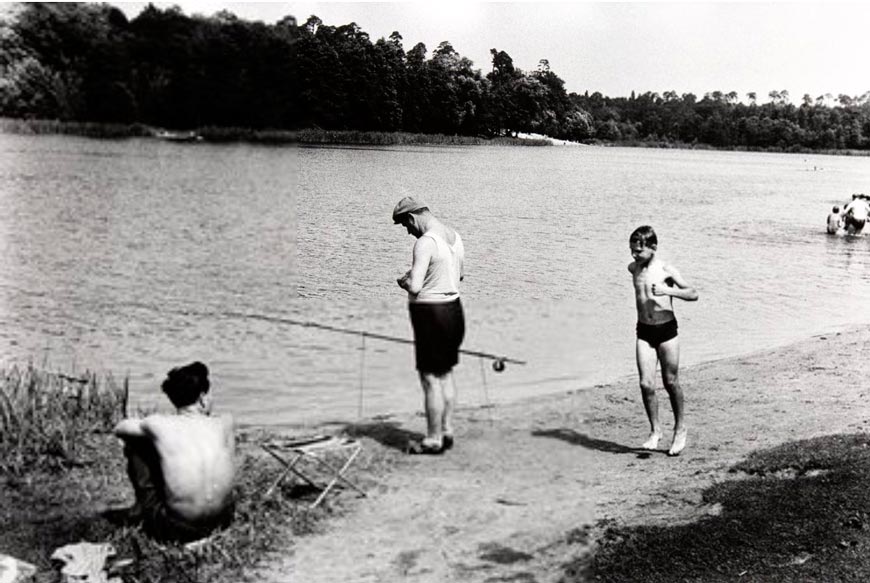 Boy running past fisherman (Мальчик, пробегающий мимо рыбаков), 1956