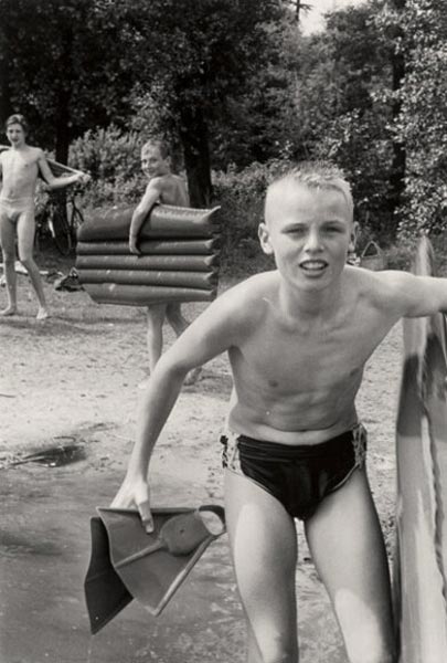 Boys in Swimming Pool, Frankfurt am Main (Мальчики у купальни, Франкфурт-на-Майне)