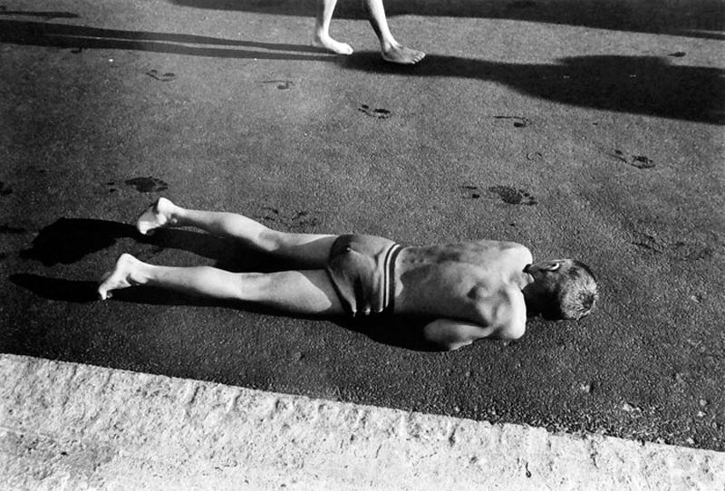 Boy Warming Himself at Poolside (Мальчик, греющийся у бассейна), 1956