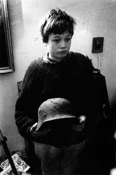 Tobias Winchberger with Nazi helmet found rusted (Тобиас Винцбергер с найденной ржавой фашистской каской), 1962