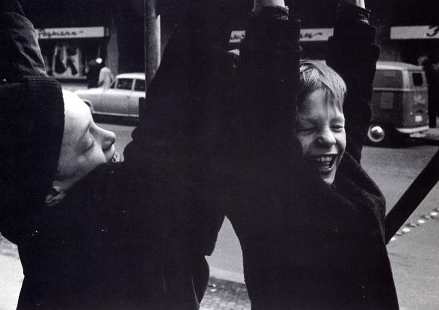 Playing children up a scaffold (Дети, играющие на строительных лесах), 1950s 