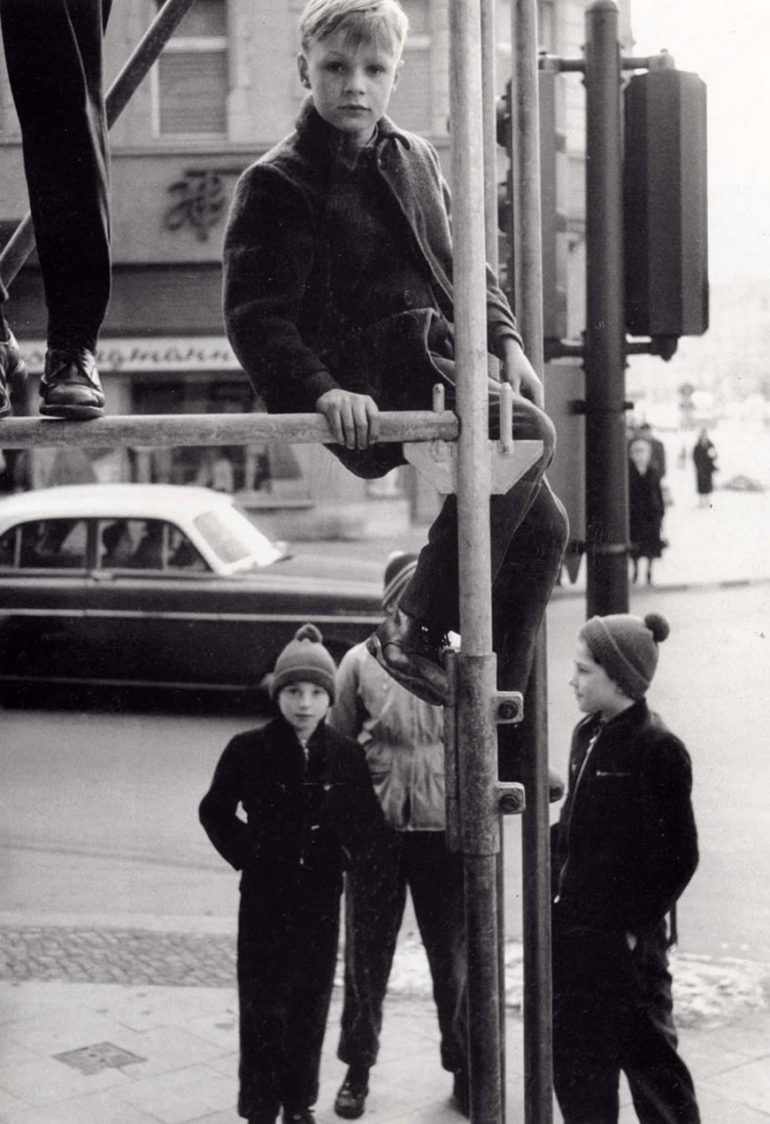 Children on a buildingstand (Дети у стройящегося здания), 1950s 