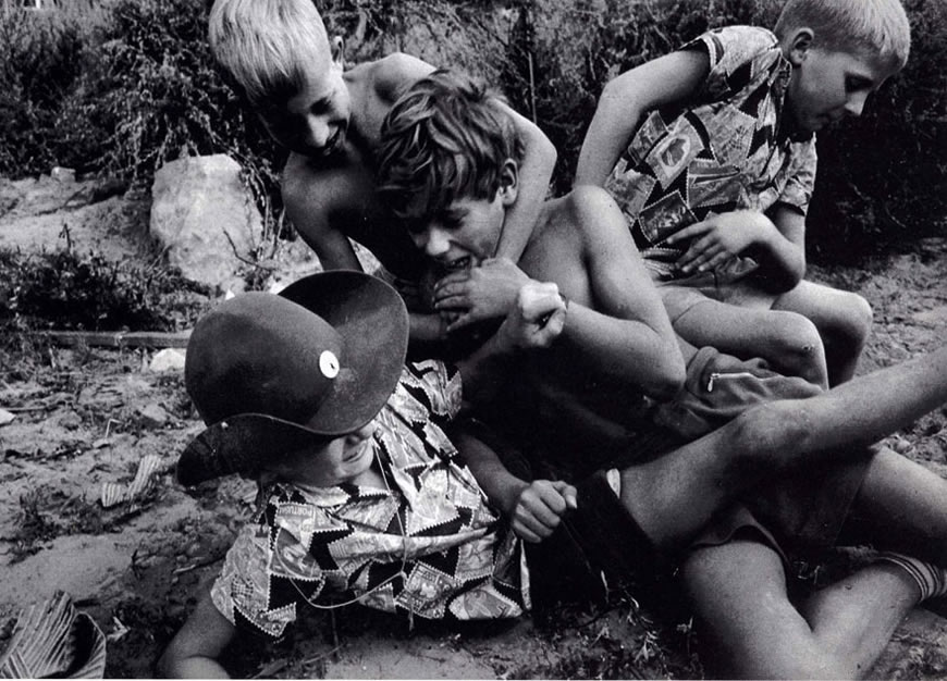 Playing children up a ruin property (Дети, играющие на руинах), Berlin, 1957