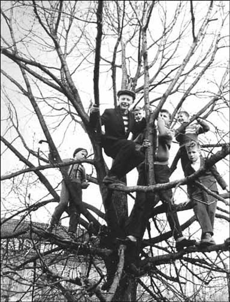 Boys in Tree Watching Soccer Match (Дети на дереве смотрят футбольный матч), 1956