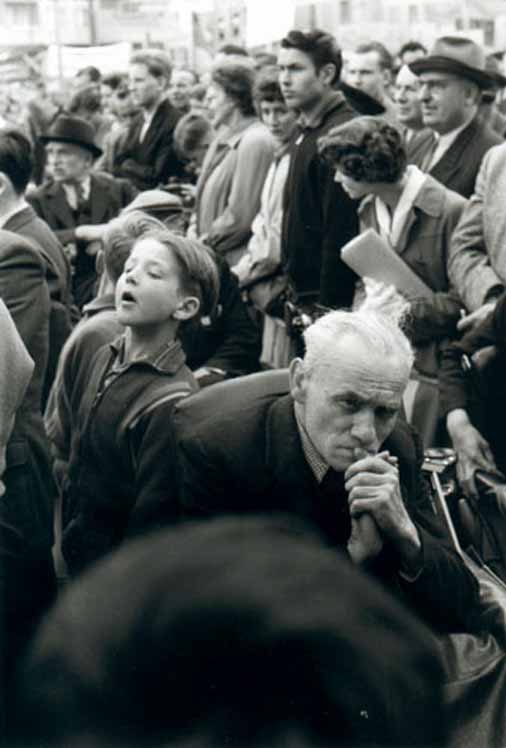 Boy and war veteran in crowd (Мальчик в толпе ветеранов войны), 1950