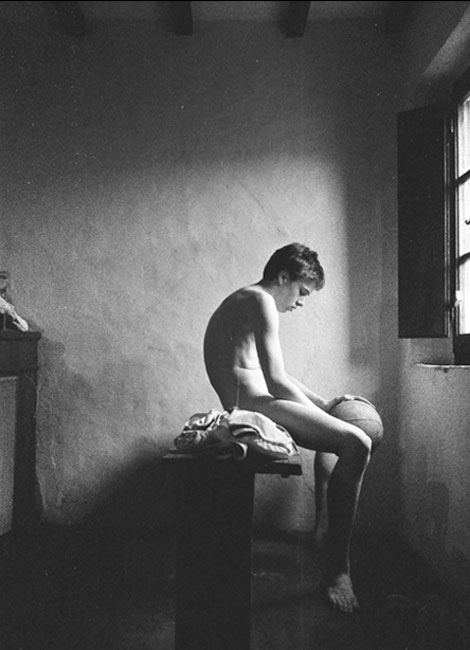 Boy in lockerroom (Мальчик в раздевалке), 1978