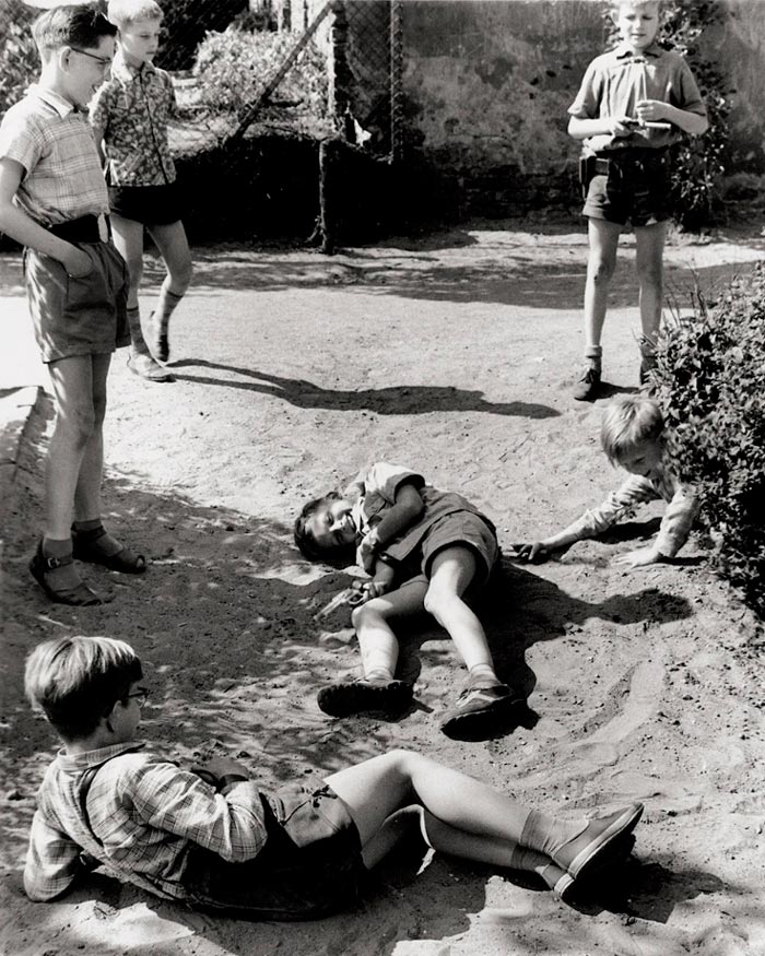 Boys playing in the sand (Мальчишки, играющие в песке), 1950s