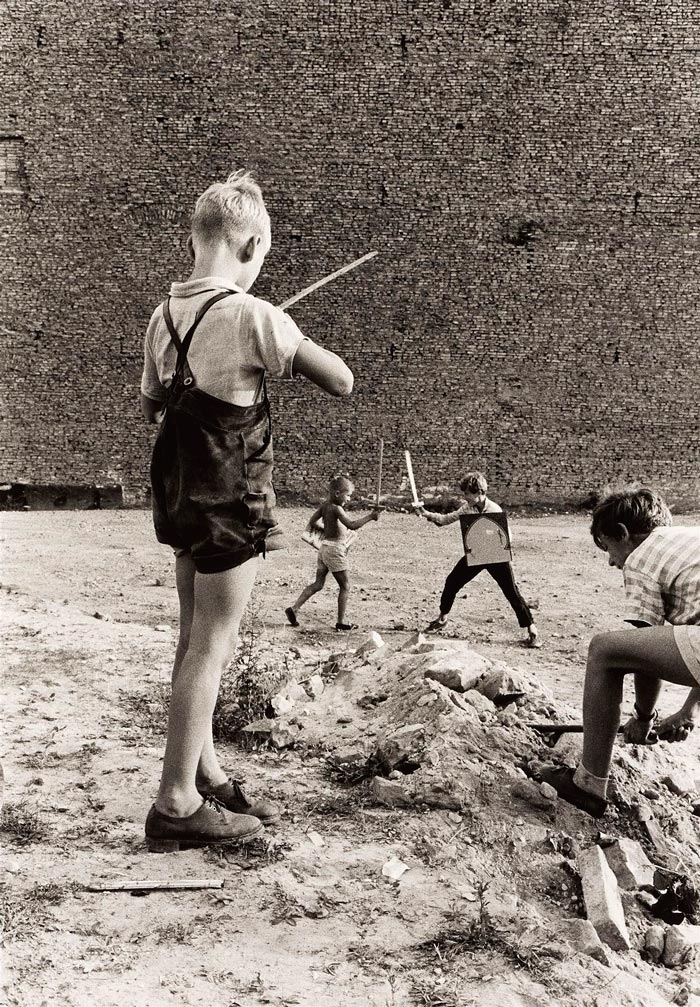 Boys Playing War on bombed out Field (Мальчики играют в войну на разбомбленном поле), 1956