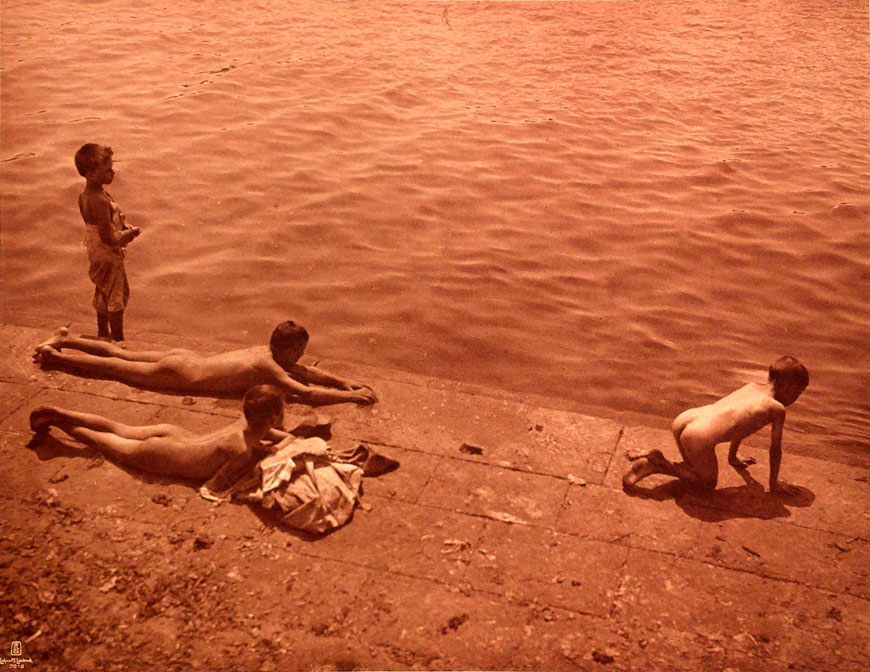 Gulf of Naples with children playing on a dock (Неаполитанский залив с детьми, играющими на причале), c.1908