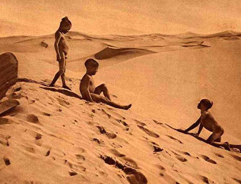 Enfant dans le désert, Afrique du Nord (Дети в пустыне, Северная Африка), c.1910