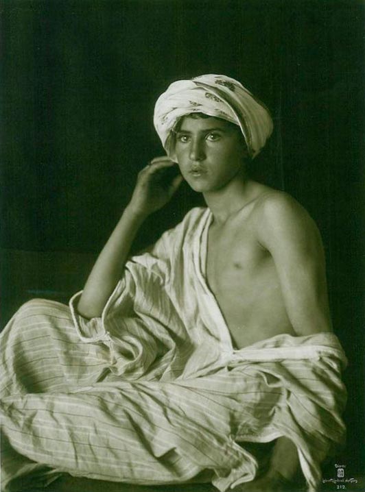 Jeune homme à la djellabah, Tunis (Молодой человек в джеллабе, Тунис), v.1904