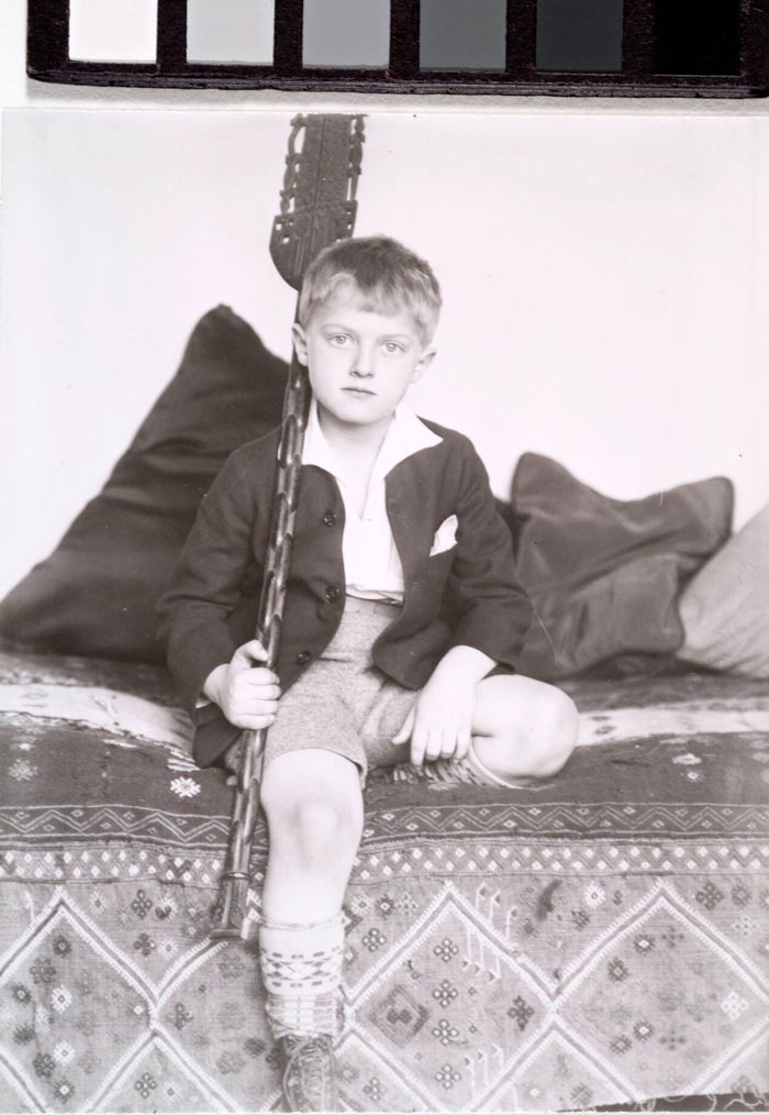 [Unidentified boy holding a carved paddle / Неизвестный мальчик с резным веслом], 1926-1930