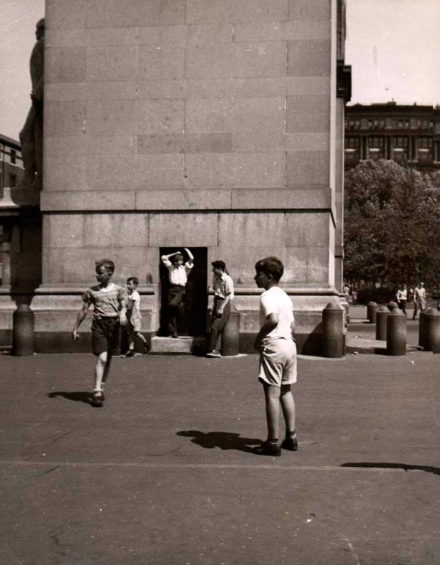 Young Boys by Washington Square (Мальчик на Вашингтон-сквер), c.1948