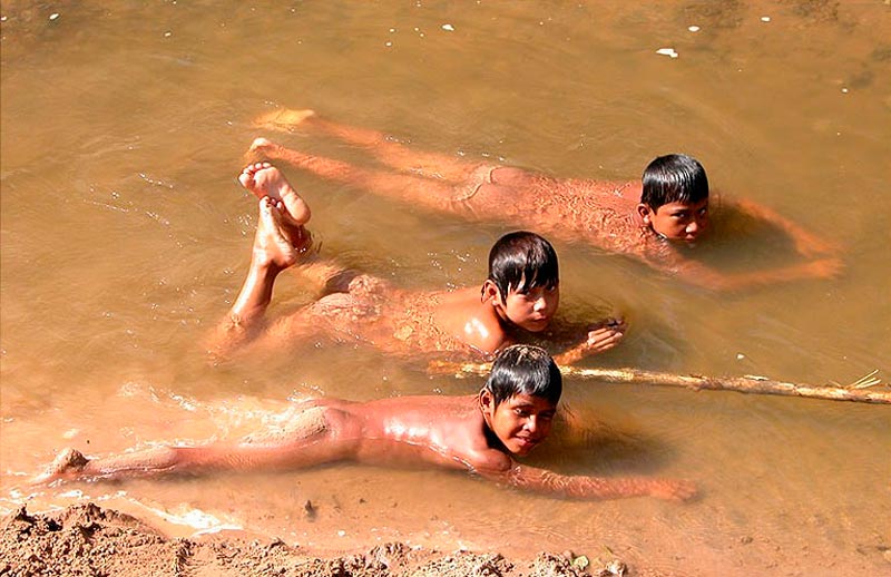 Niños de la Etnia Amawaca bañándose en el río Beu (Дети этнической группы Амавака купаются в реке Беу), c.2005