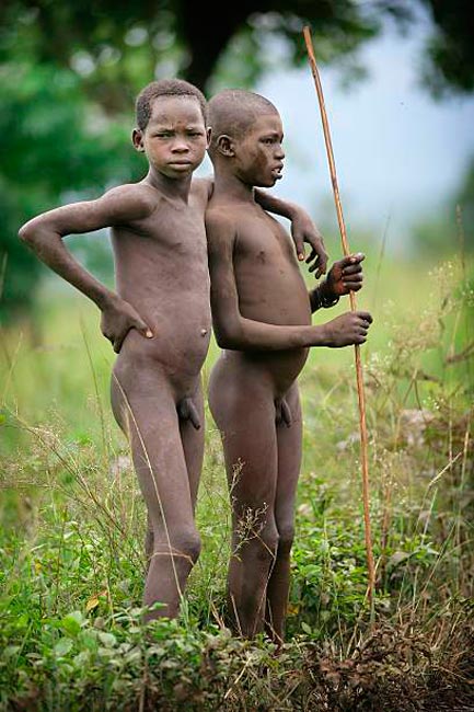 Tribal boys stand proudly in grasslands. The Suri tribe (Мальчики племени, гордо стоящие в лугах. Племя Сури)