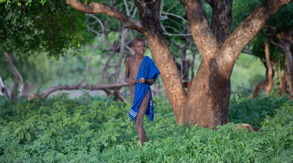 Boy walking under trees (Мальчик, шагающий под деревьями), 2019