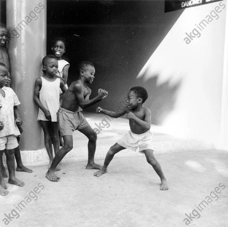 Nigerian children boxing (Боксирующие нигерийские дети), 1964