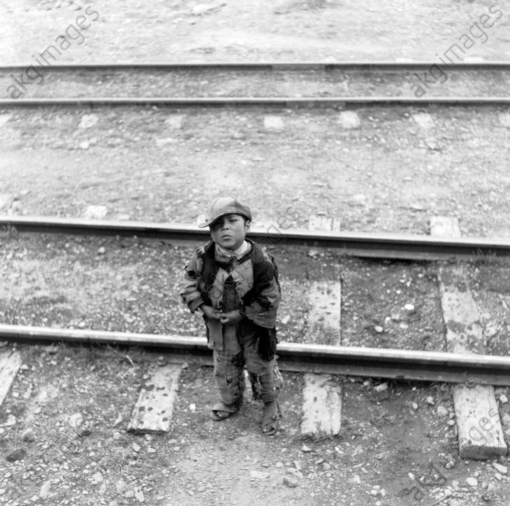 Begging little boy waiting for the train to arrive (Нищенствующий мальчик, ожидающий прибытие поезда), 1954