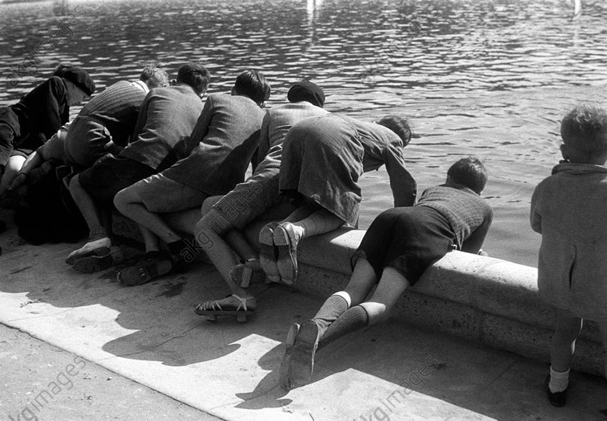 Children by the lake in the Jardin du Luxembourg (Дети у озера в Люксембургском саду), 1958