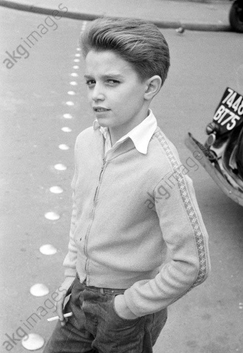 Boy with cigarette in posture and facial expressions a 'yobs' imitating (Мальчик с сигаретой, позирующий с хулиганским видом), 1952