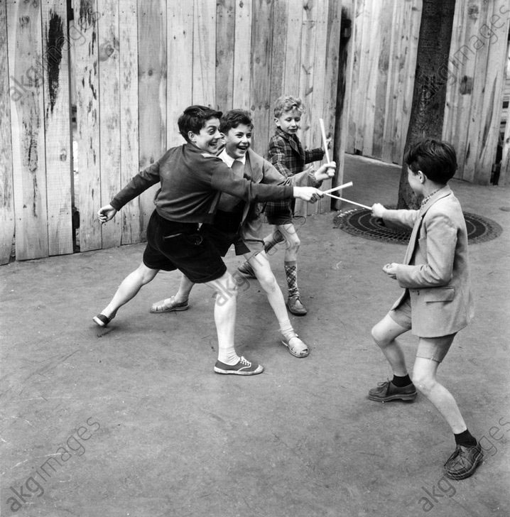 Four boys play-fighting with sticks (Четыре мальчика, фехтующих палками), c.1950