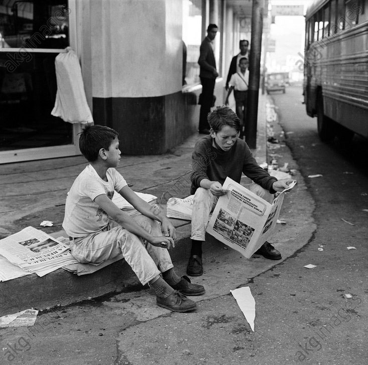 Little Newspaper sellers on a street corner in San Jose (Юные продавцы газет на углу улицы в Сан-Хосе), 1969