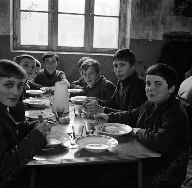 School children eating lunch (Школьники за завтраком), 1960s