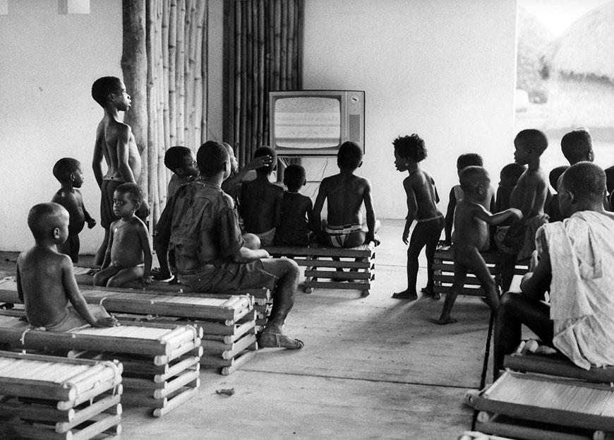 Children in front of a television in a school (Дети в школе перед телевизором), 1965