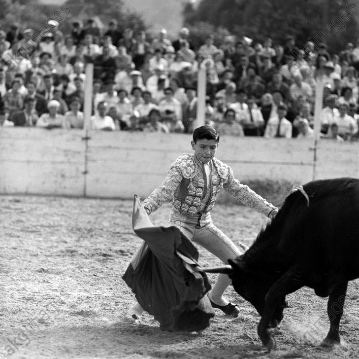 The twelve year old bullfighter Jose Luis Calabulg in the Arena (Двенадцатилетний матадор Хосе Луис Калабьюг на Арене), 1959