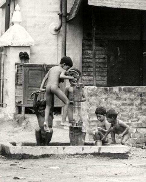 Children playing around a water pump (Дети, играющие вокруг водяного насоса), c.1961