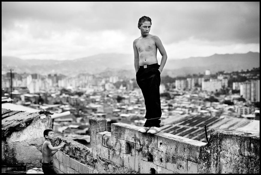 Boys playing in a slum overlooking Caracas (Мальчики играют в трущобах с видом на Каракас), 2007