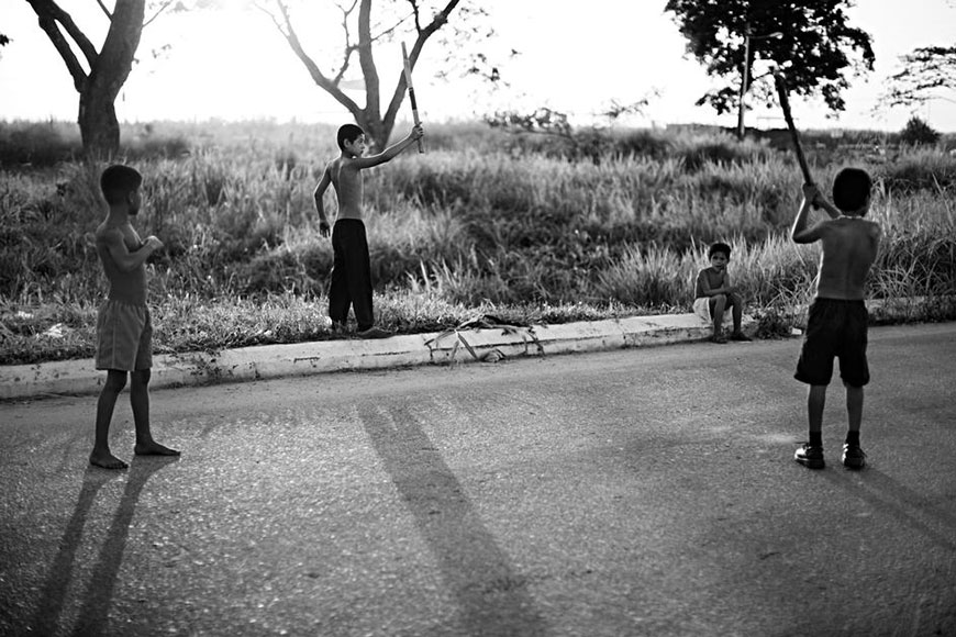 Kids play baseball in the street in the hometown of Venezuelan President Hugo Chavez (Дети играют в бейсбол на улице в родном городе президента Венесуэлы Уго Чавеса), 2007