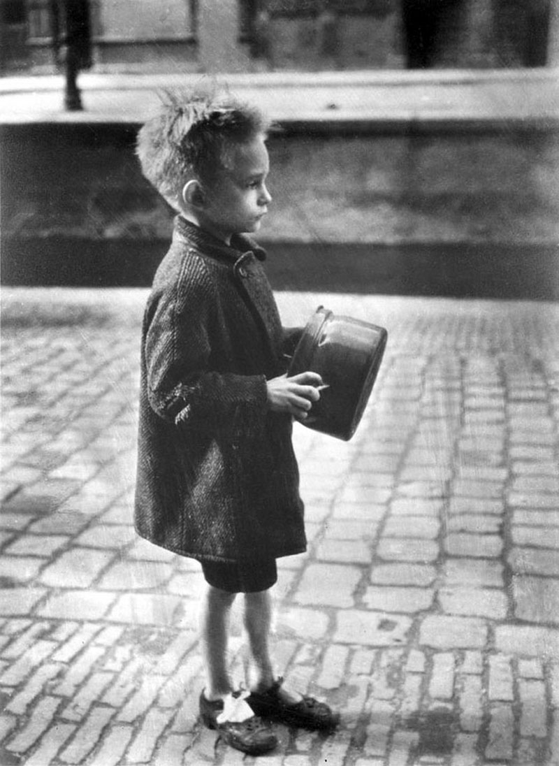 Boy with pan on his way to a soup kitchen foof distribition (Мальчик с кастрюлькой на пути к пункту раздачи пищи), Spring 1945