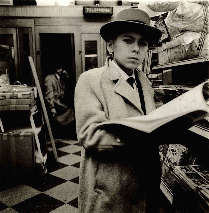 Boy Reading a Magazine (Мальчик, читающий журнал), 1956