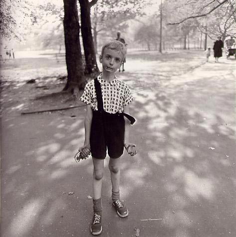 Boy with toy hand grenade (Мальчик с игрушечной ручной гранатой в руке, 1962