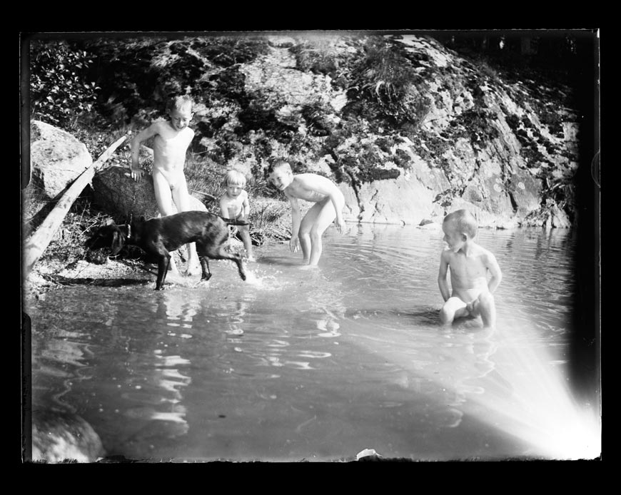 Barn och hund tar sig ett dopp (Купающиеся дети и собака), 1920