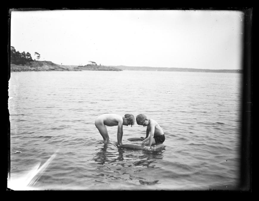 Gunnel Åström och kusinen Georg Nordenswan vid stranden av Vårdö i Sjundeå skärgård (Гуннель Острём и её кузен Георг Норденсван на берегу Вордё на архипелаге Сюндео), 1927